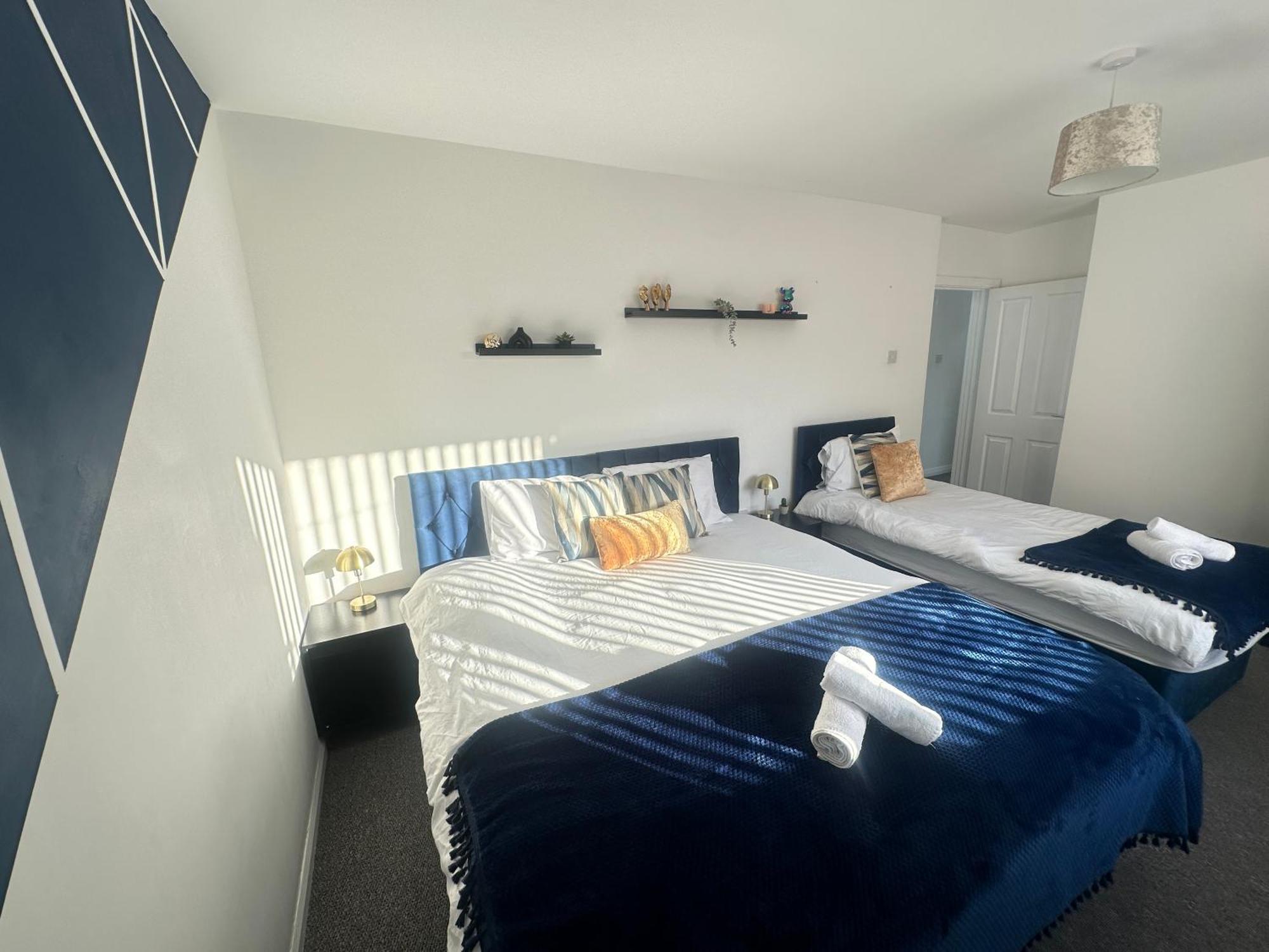 Pool&tennis Table - Up To 40 Percent Off Old Trafford 3 Bed Holiday home *