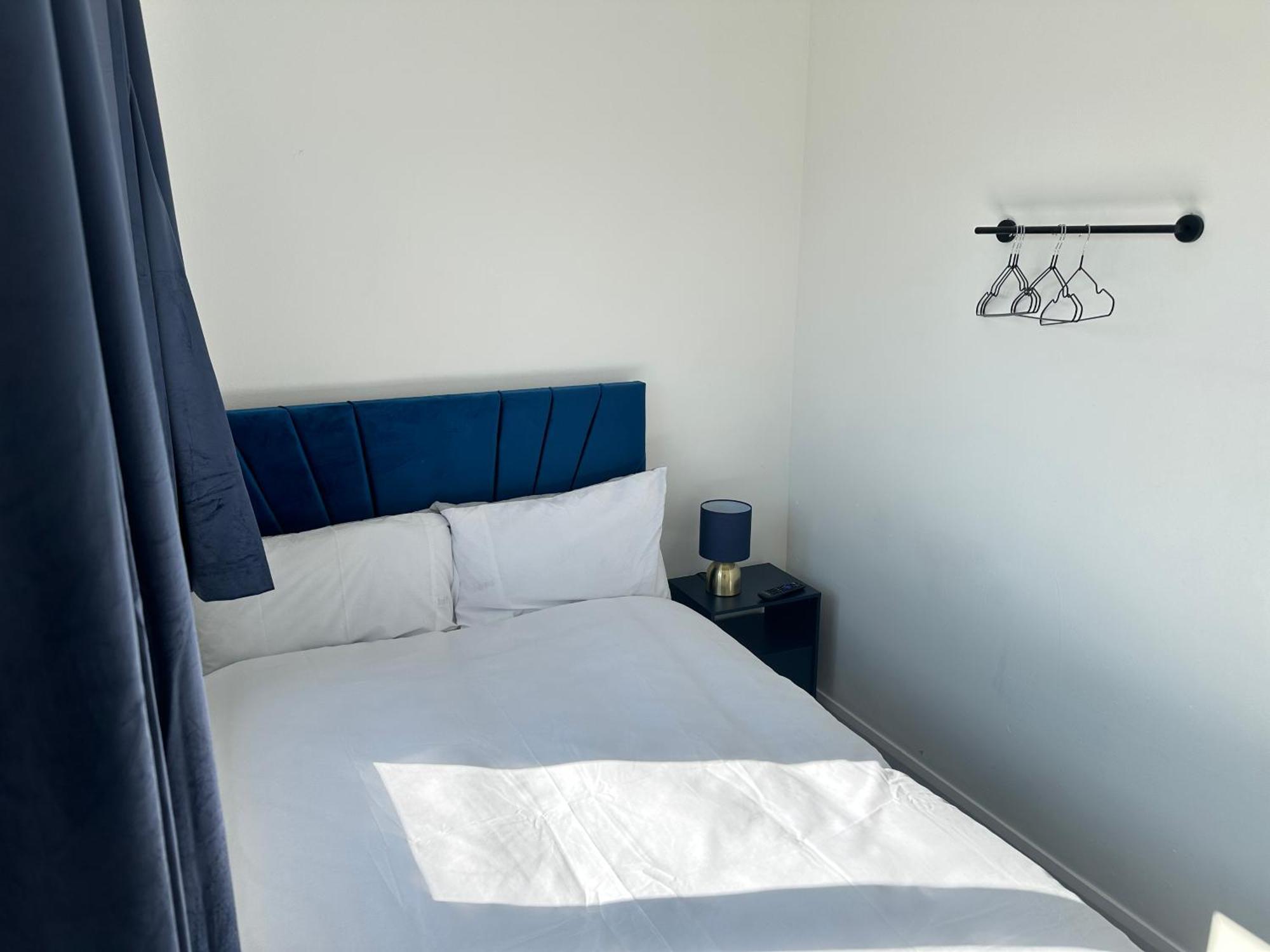Pool&tennis Table - Up To 40 Percent Off Old Trafford 3 Bed Holiday home Manchester