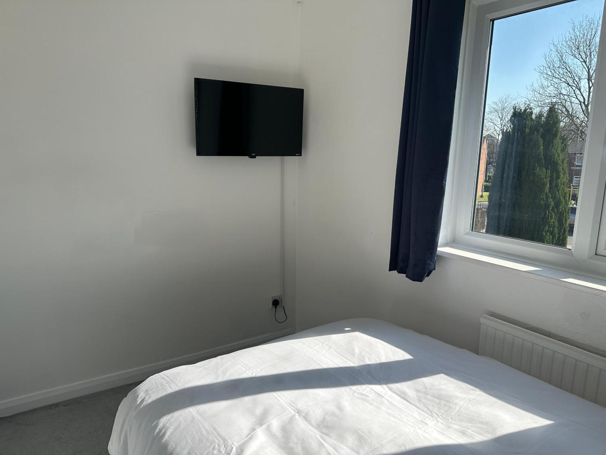Pool&tennis Table - Up To 40 Percent Off Old Trafford 3 Bed * Manchester